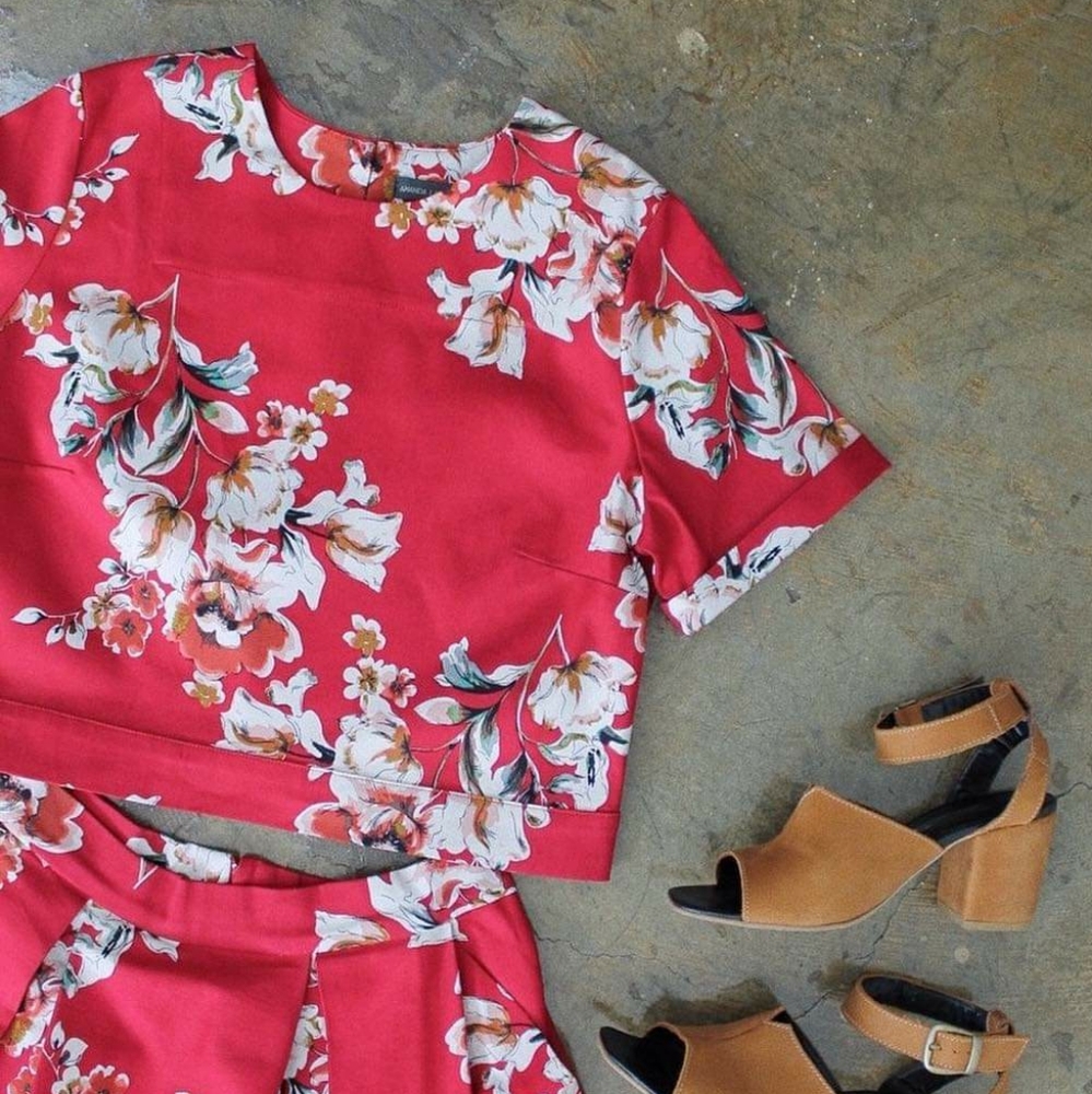 Amanda Laird Cherry Red Bold Floral Short Sleeve Cropped Boxy Top Shirt 42 Large